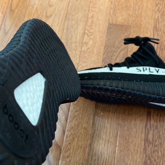 Yeezy V2 Cookies and Cream - Picture 2 of 4